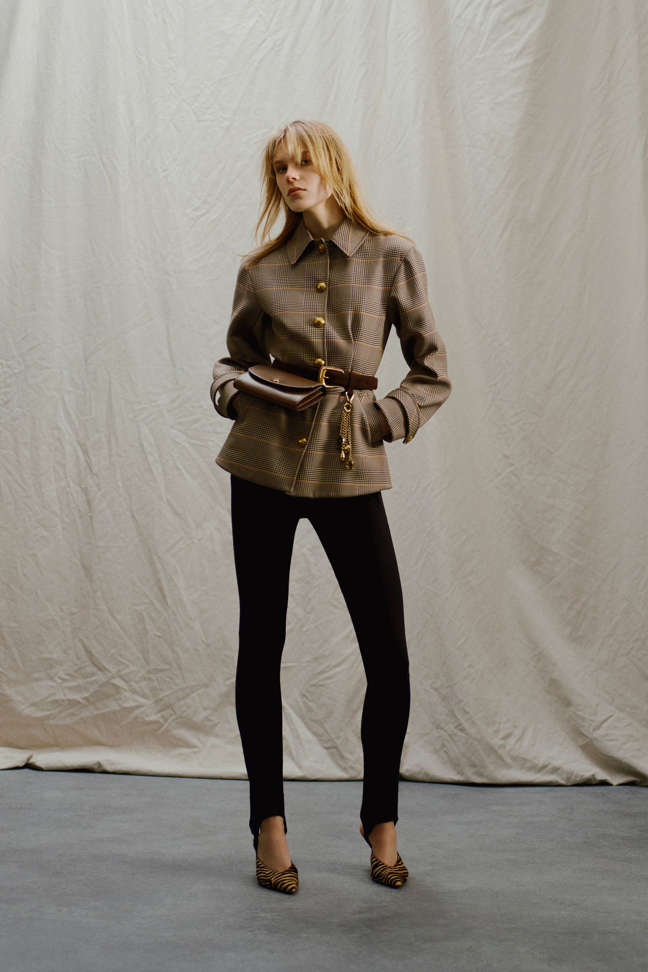 Veronica Beard本季以美式精裁为核心语言，在酒红西装、皮革半裙与羊剪绒大衣之间构建强势女性轮廓，利落剪裁与70年代情绪交织，释放出成熟、自信且充满都市张力的摩登气场-顽石频道趋势研究